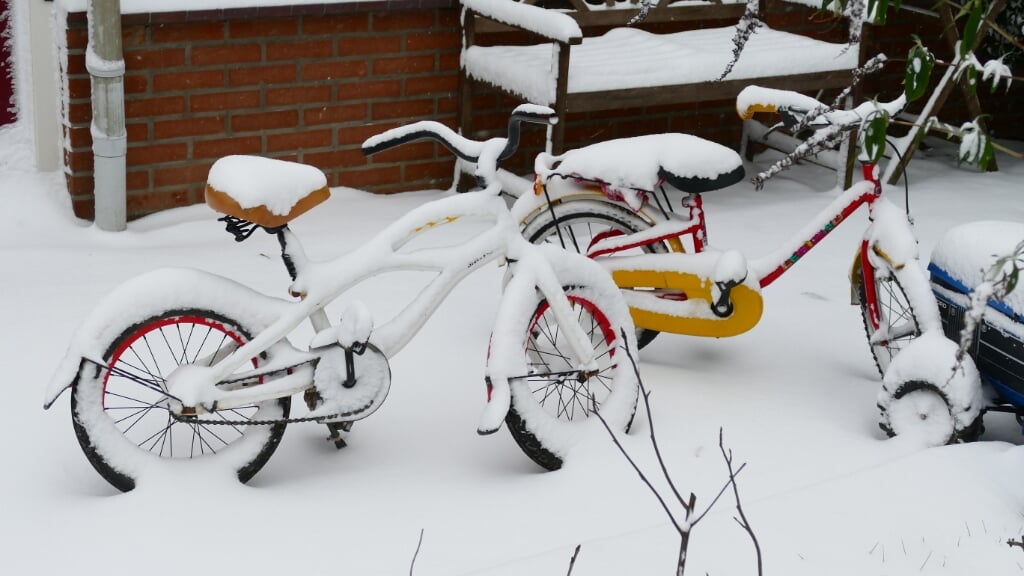 Ook de fietsjes zijn ondergesneeuwd.