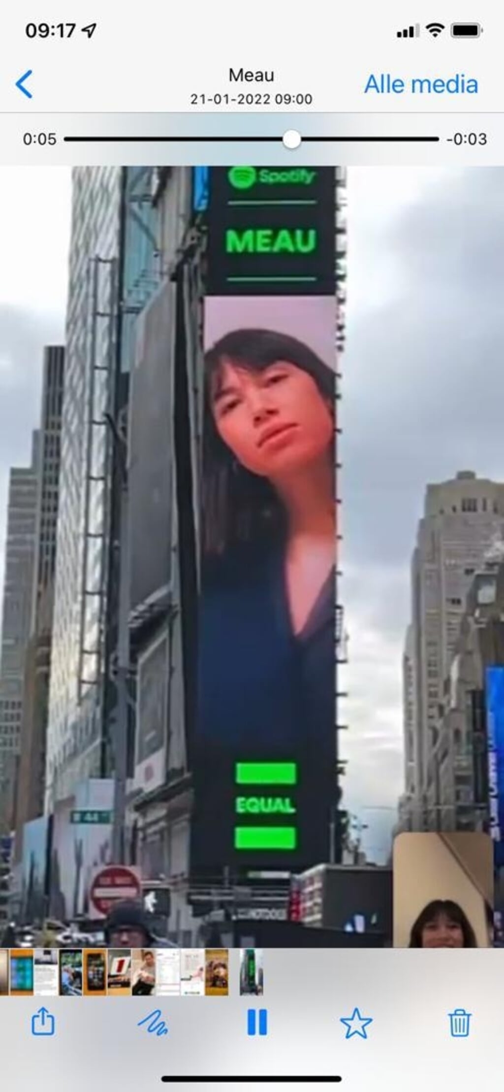 Meau op een billboard in New York door het EQUAL Music Program.