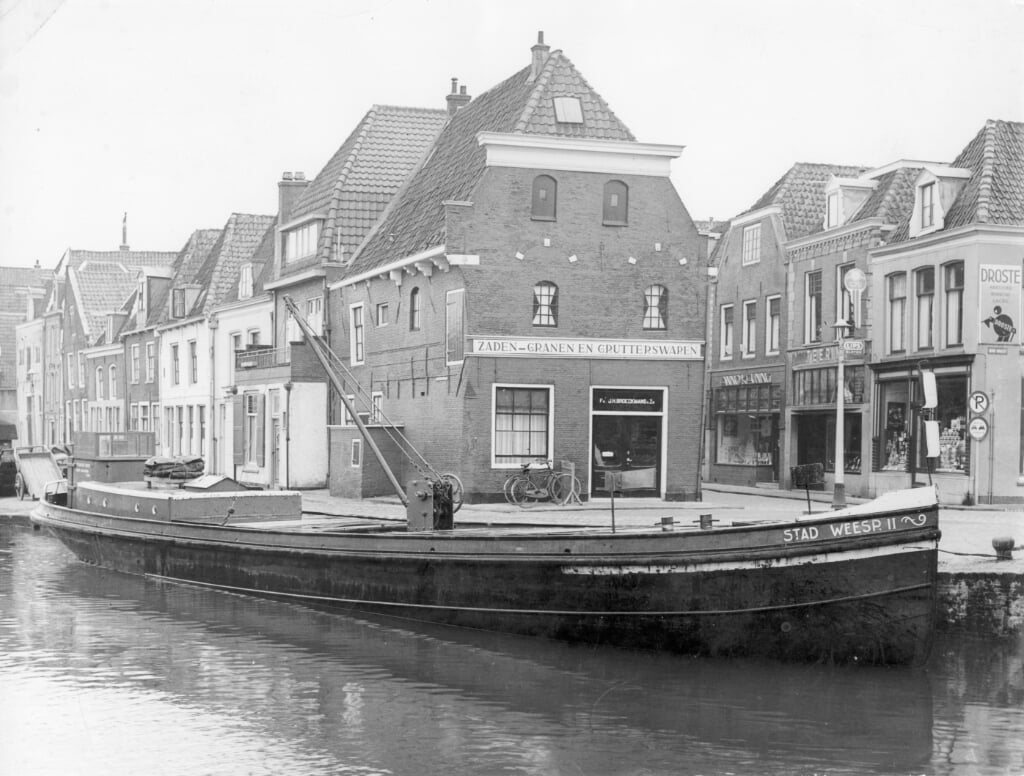 De Stad Weesp 2, afgemeerd aan het Achterom in 1948.