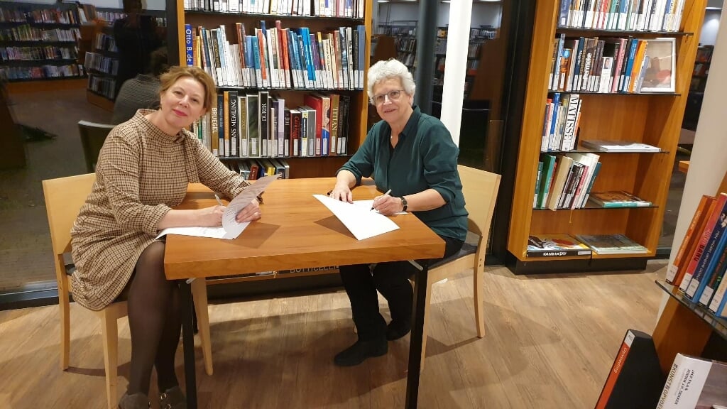 Ondertekening door directeuren Marian Buvelot van Gooi en meer en Pauline Gmelig Meyling van Huizen-Laren-Blaricum. 