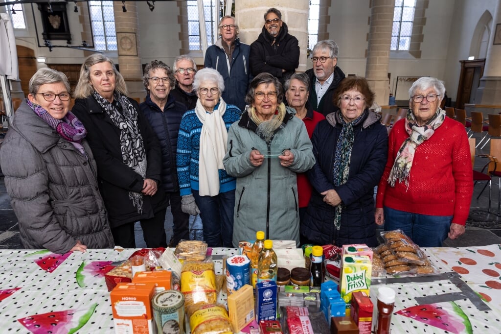 De vrijwilligers van de voedselbank uitgiftepunt Weesp, met de award voor Weesper van het Jaar 2022.