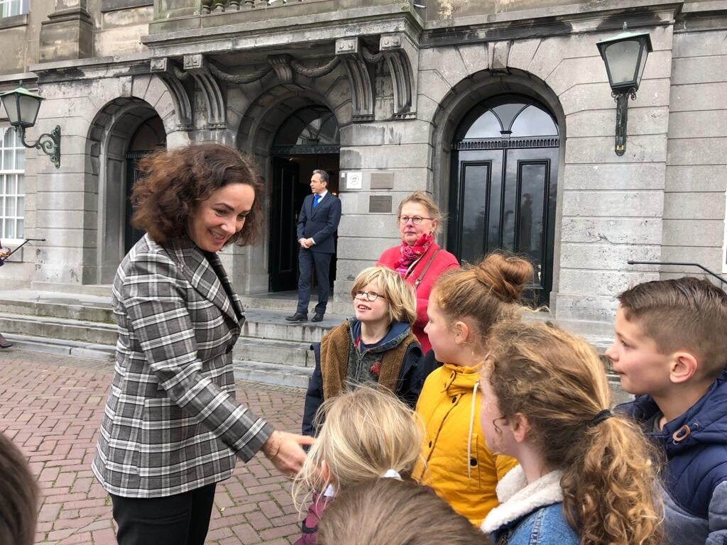 Op weg naar het stadhuis van Weesp ontmoet Femke Halsema kinderen die naar het museum gingen.