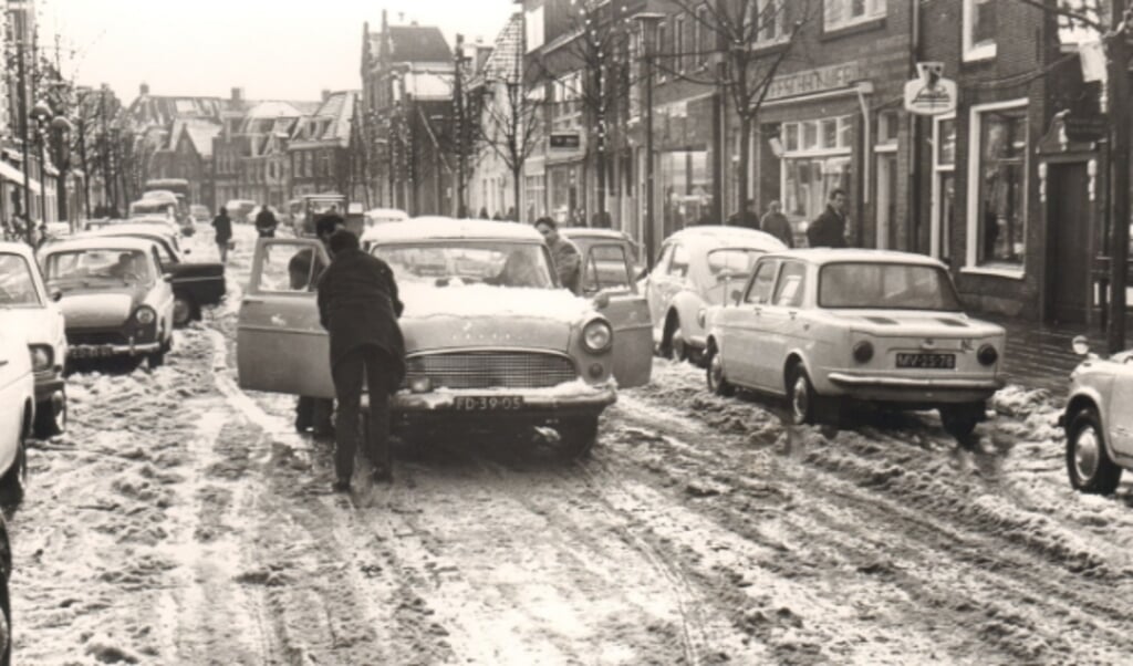 Geploeter op de Nieuwstraat in winter 1967.