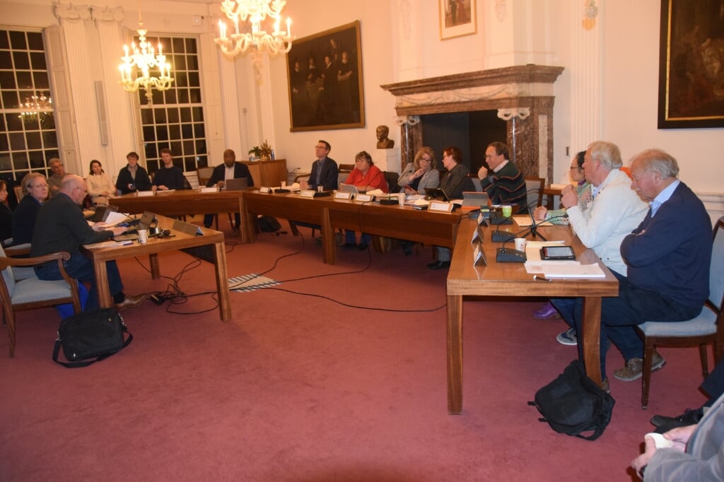 De bestuurscommissie heeft een andere opstelling in de raadzaal dan de gemeenteraad van Weesp had. 