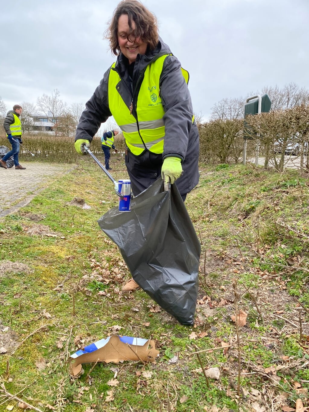 Het schoonmaken van het Naarderbos is één van de acties van Rotartclub Naarden-Bussum.