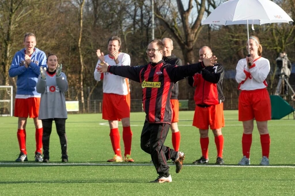 Een eerdere editie van het duel tussen Wasmeer G-voetballers en NOS-prominenten. Foto: Bastiaan Miche