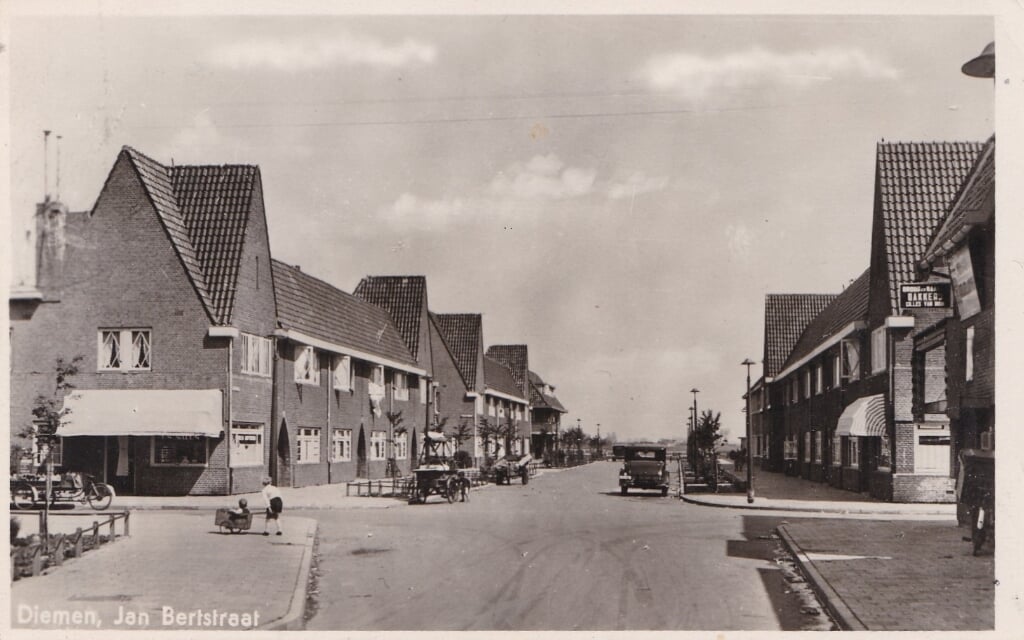 De Jan Bertsstraat in 1934. De familie Rotenberg woonde van 1937 tot april 1942 halverwege de linkerkant van de straat. 