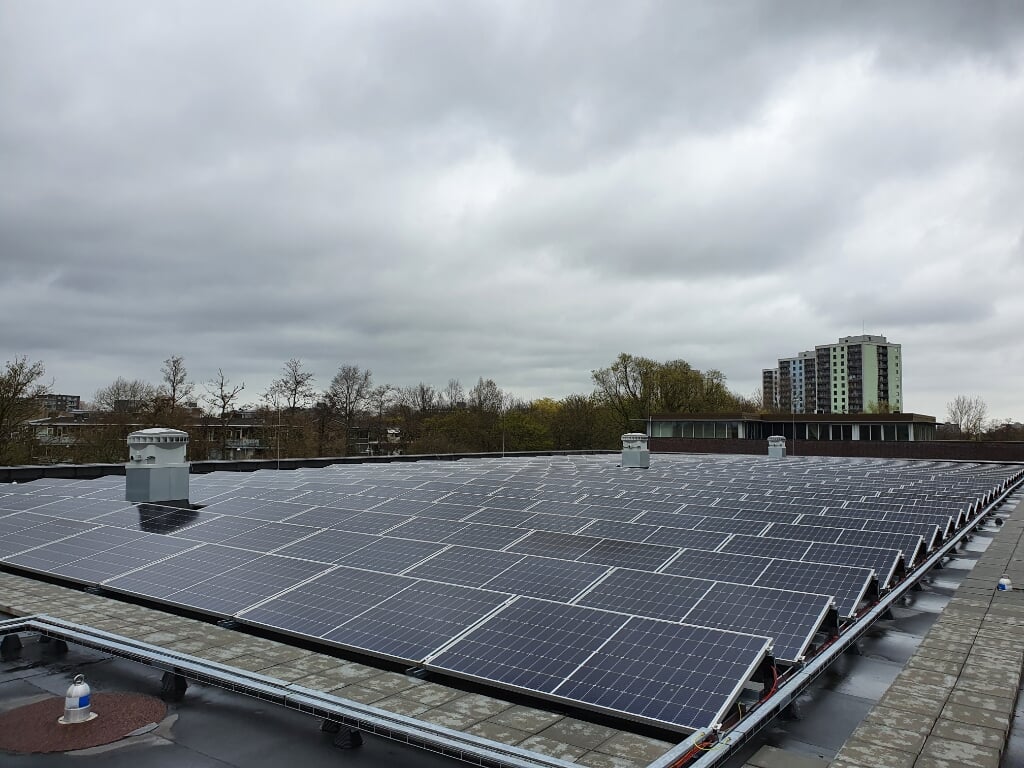 Er liggen 250 zonnepanelen op de daken.