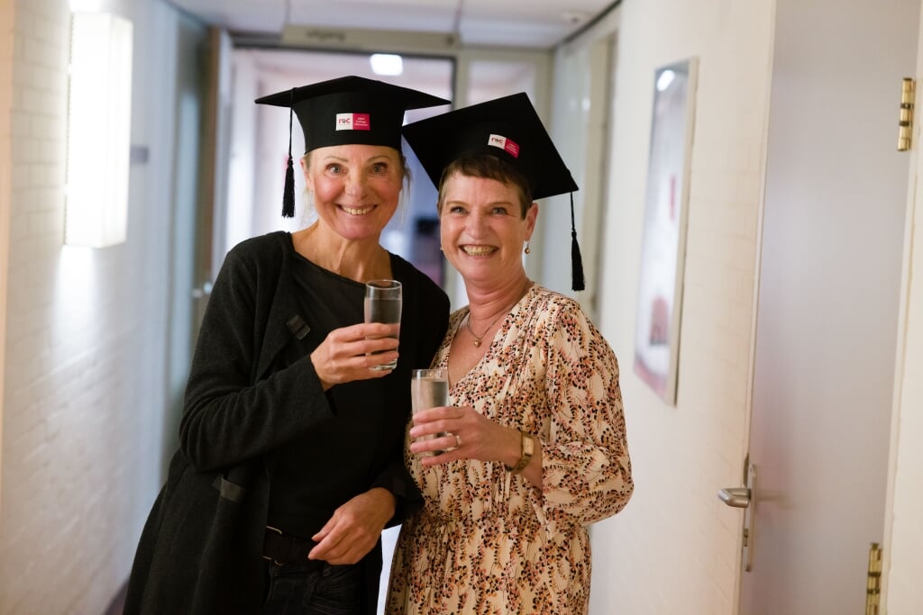 Martine en Nicole gingen naar Vivium Academy en haalden hun diploma.