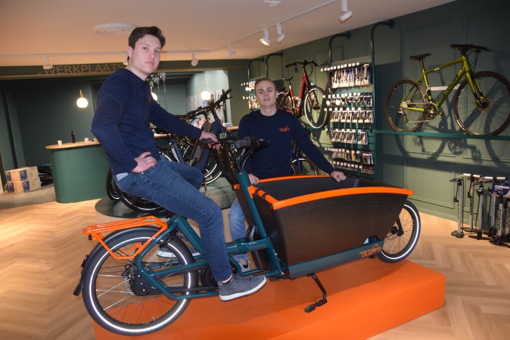 Olivier en Silvan (rechts) bemannen de nieuwe fietsenwinkel in Weesp.