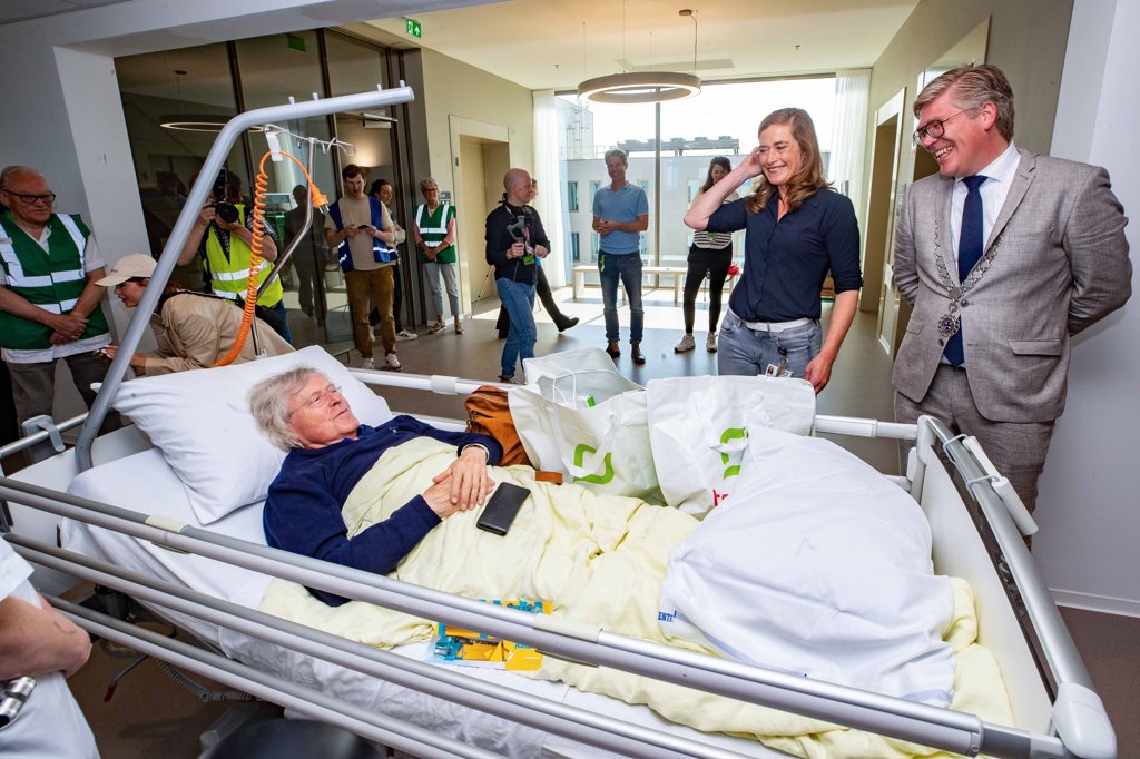 Patiënten werden zaterdag welkom geheten door Janneke Brink van Tergooi en wethouder Gerben van Voorden. 