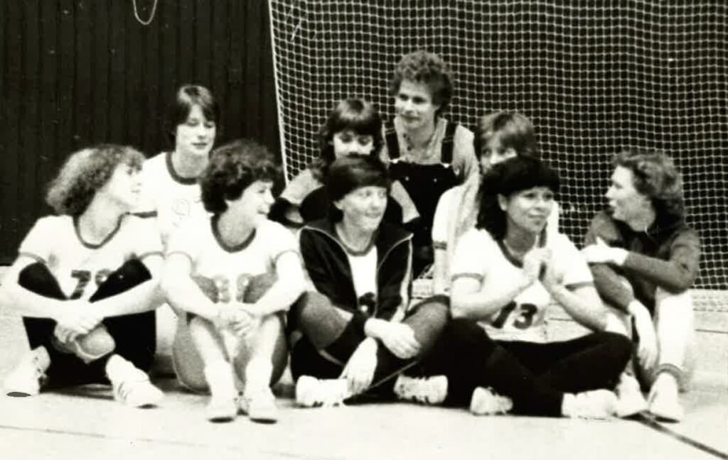 Het team van dames 3 dat in 1981 kampioen werd.