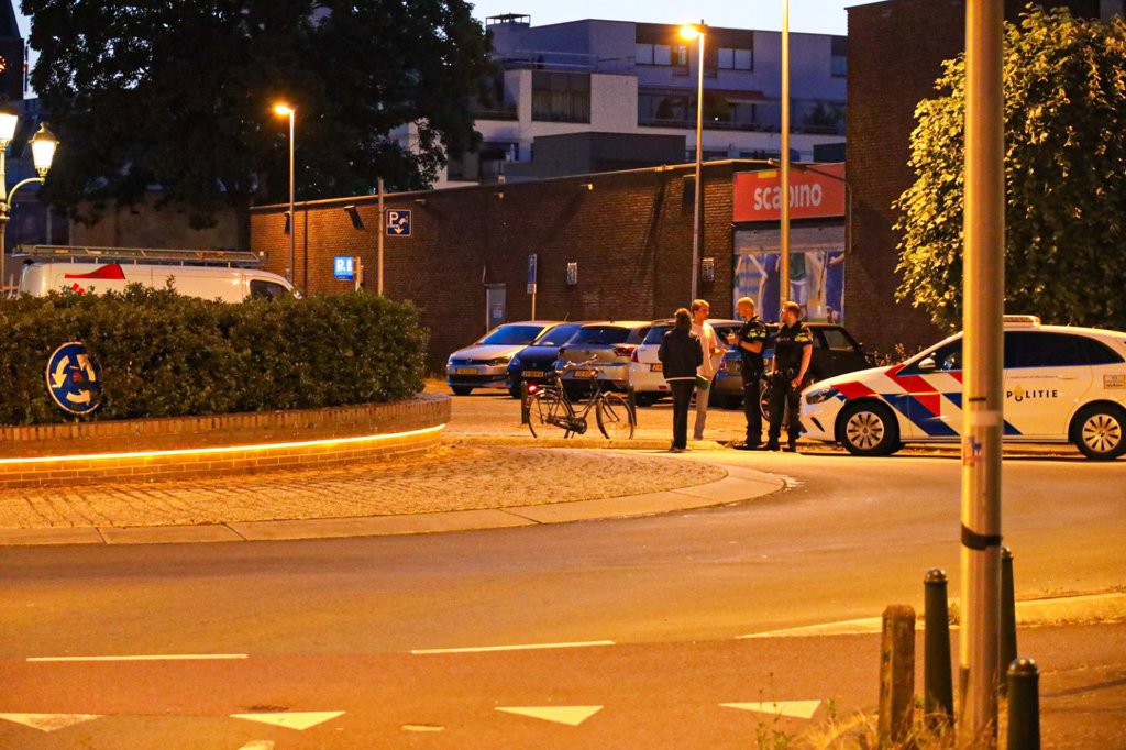 Op de rotonde van de Bussumse Brinklaan en Herenstraat werden twee mensen beroofd. 