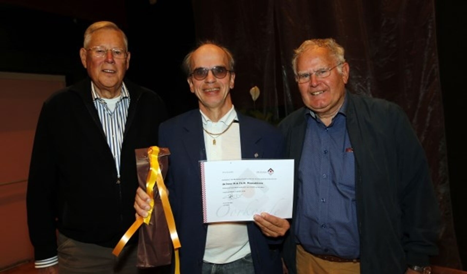 Van links naar rechts vicevoorzitter Willem Corbijn, Mario Maasakkers, voorzitter Bert Bazelmans. Foto: Bert Jansen