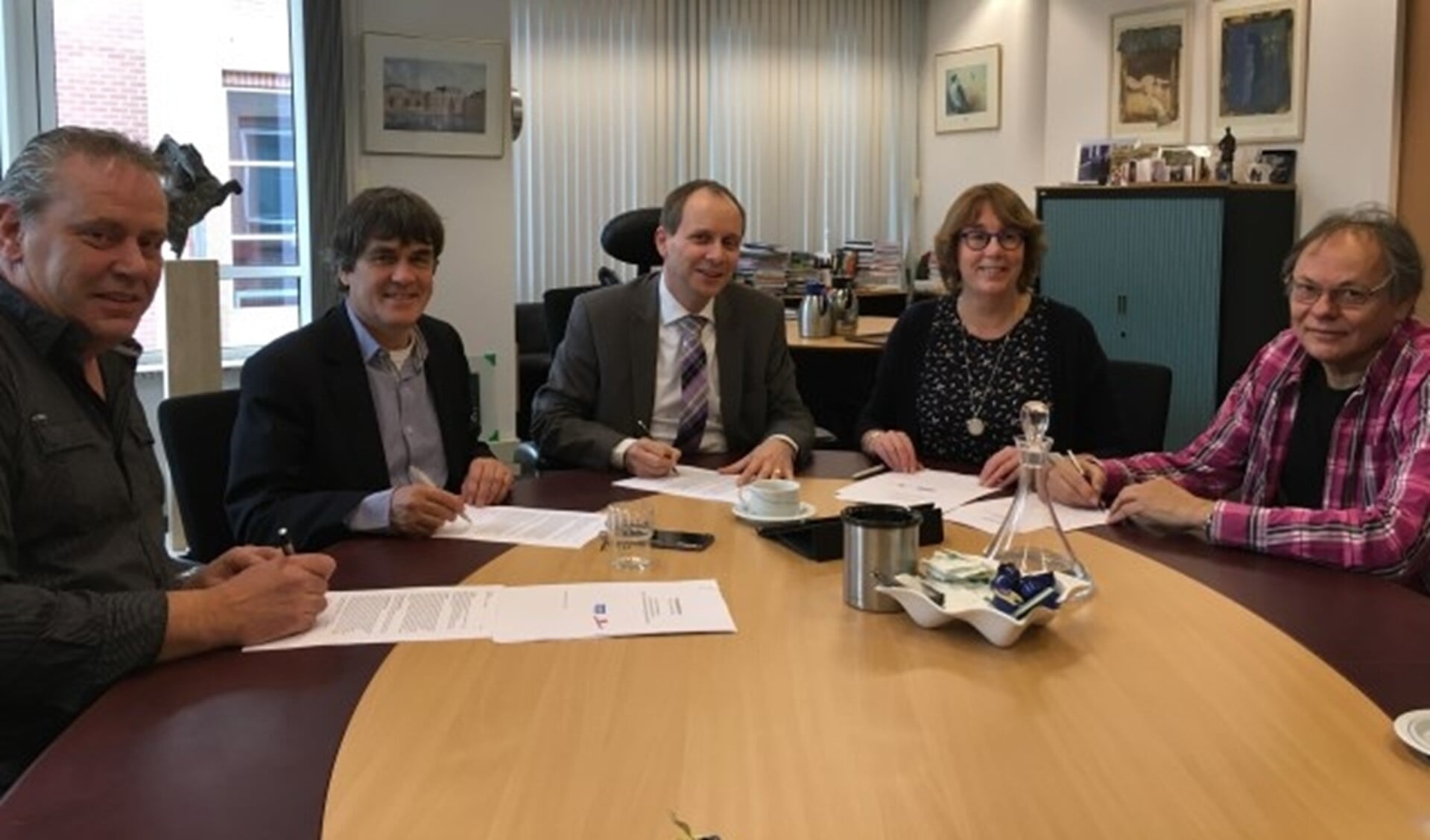 Vlnr: Alex van Asten, voorzitter HBV, directeur-bestuurder Rob Möhlmann van Woningbelang, Burgemeester Ederveen, Districtsmanager Marie Jose Backx van Woonbedrijf en Fred Fens, penningmeester van HBV.