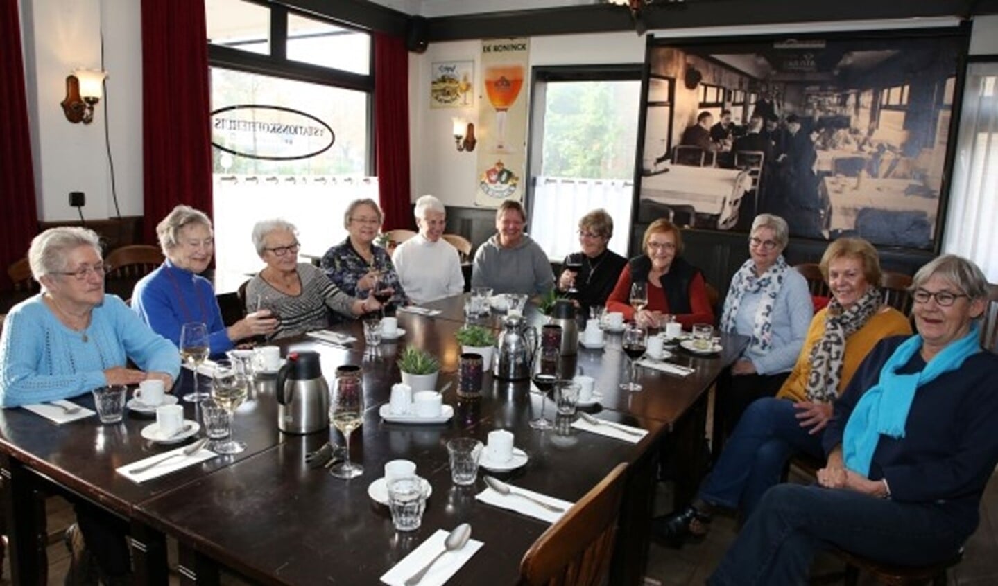 De groep ‘Wandelen in de wijk’ sluit het jaar af met een welverdiende lunch.