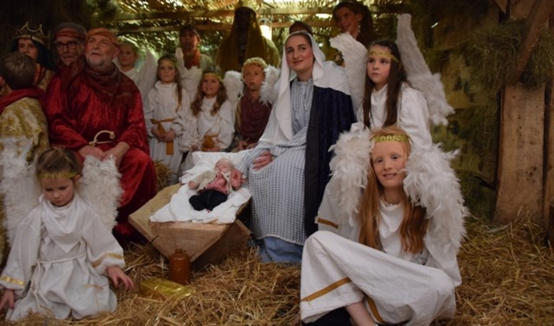 Alle spelers en baby Jezus in de kerststal in Gastel. Foto: Frans Claes.