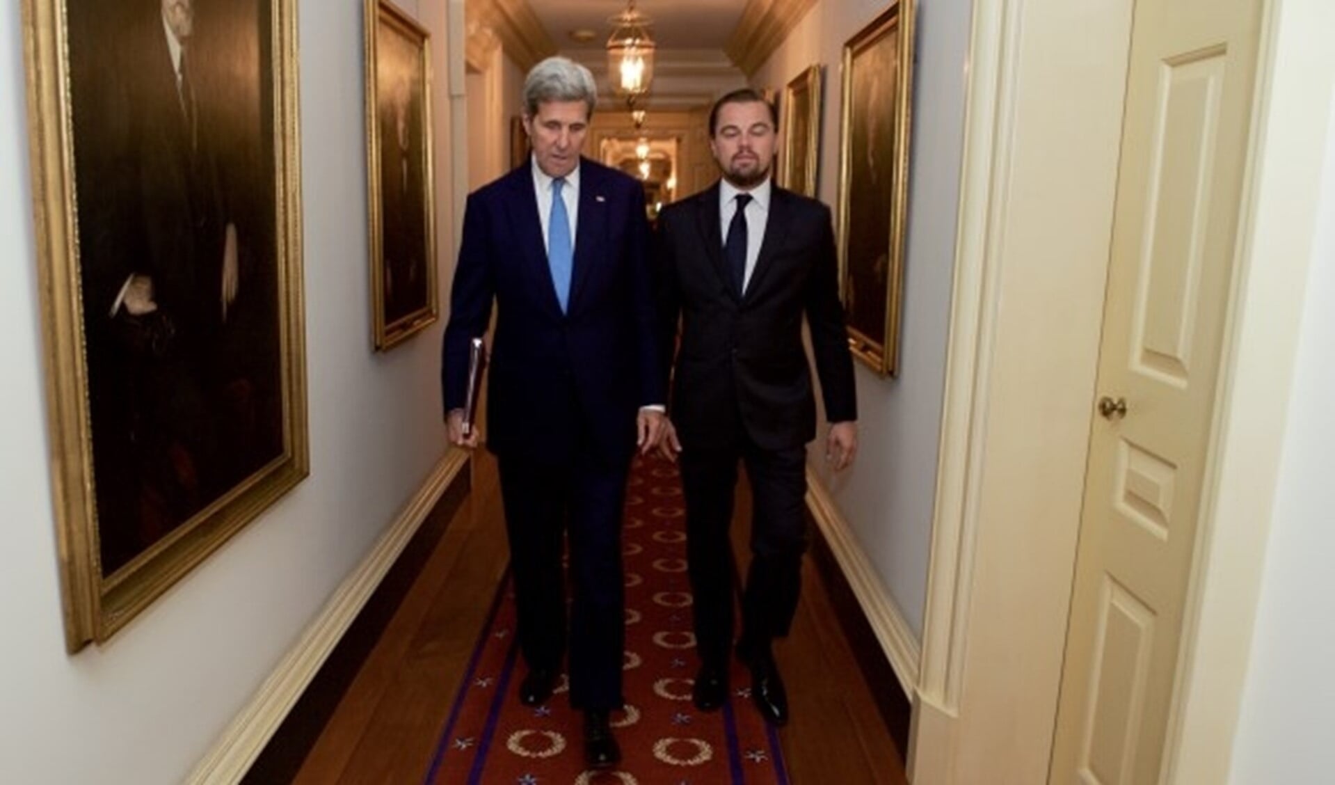 Voormalig Amerikaans minister van Buitenlands met DiCaprio op weg naar de Our Ocean Conference in Washington.