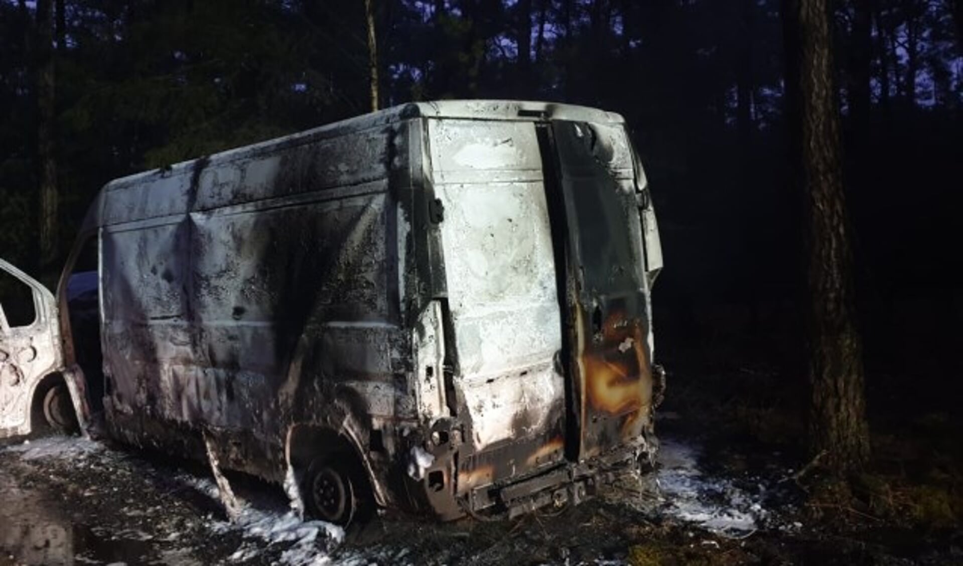 Een busje vol drugsvaten brandde in 2019 uit in het Leenderbos. Foto: Staatsbosbeheer.