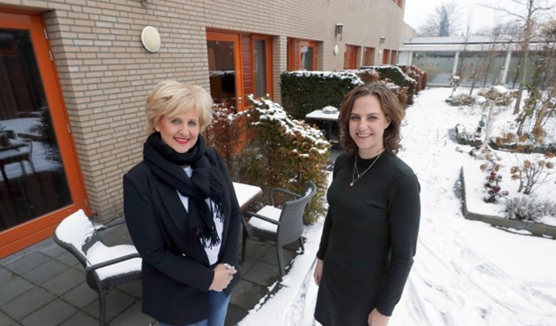 Ellen Lodewijks (r) en Rian de wit (l) willen een overkapping realiseren bij hospice Merefelt. Foto: Bert Jansen.