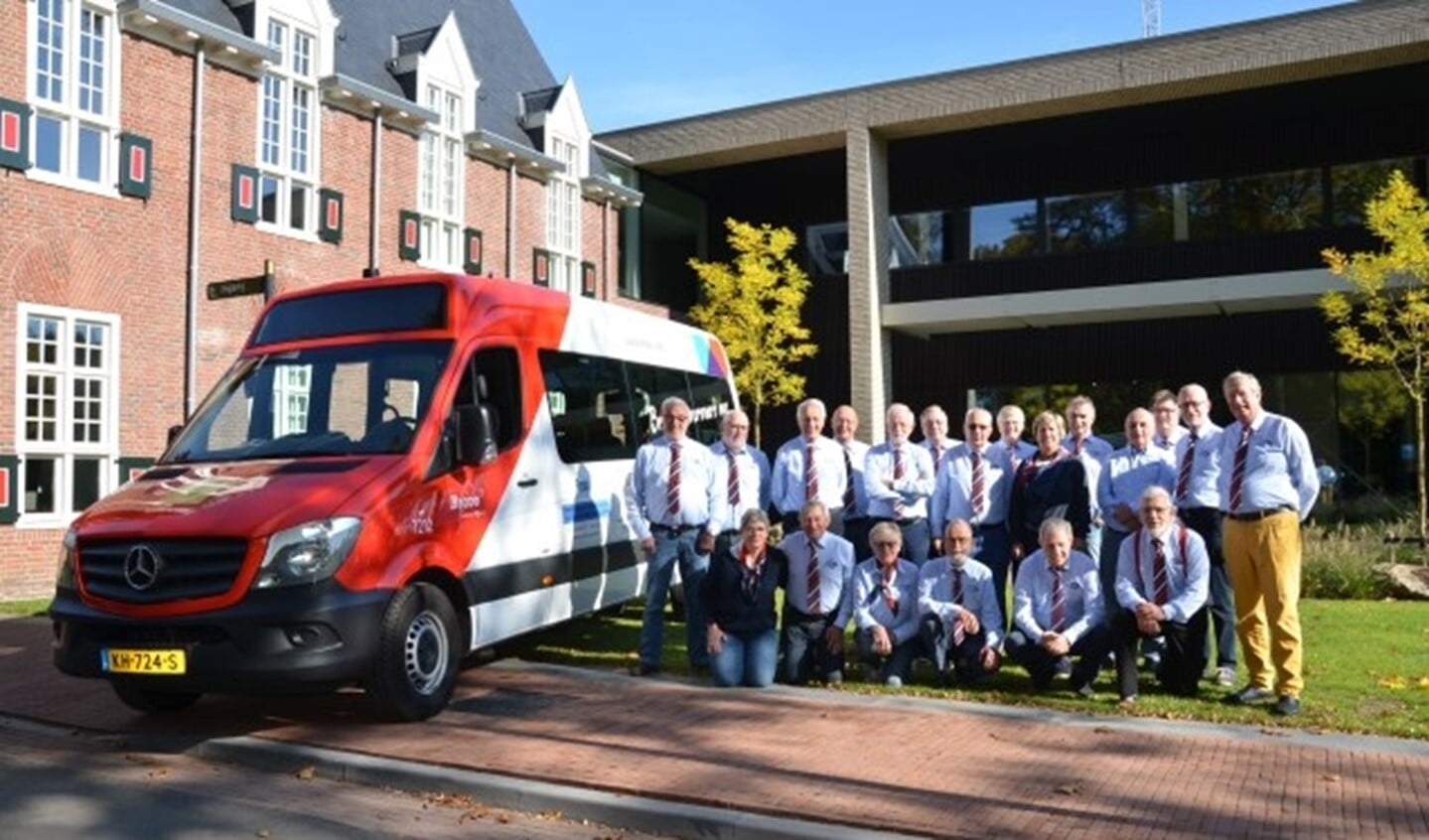 Alle vrijwilligers van de Buurtbus. Foto: Sam Bazelmans.