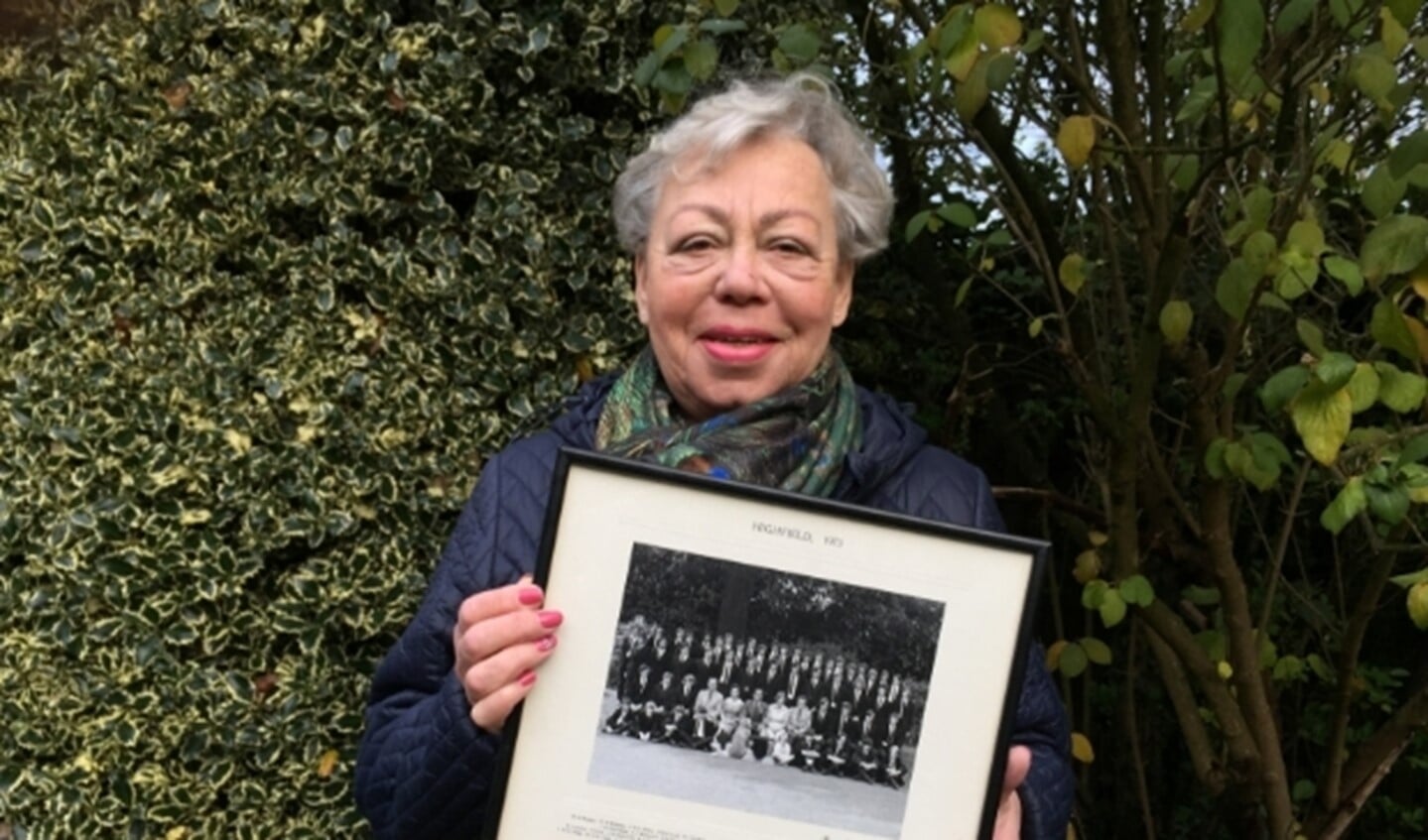 Maria van der Sar met de schoolfoto uit 1973.