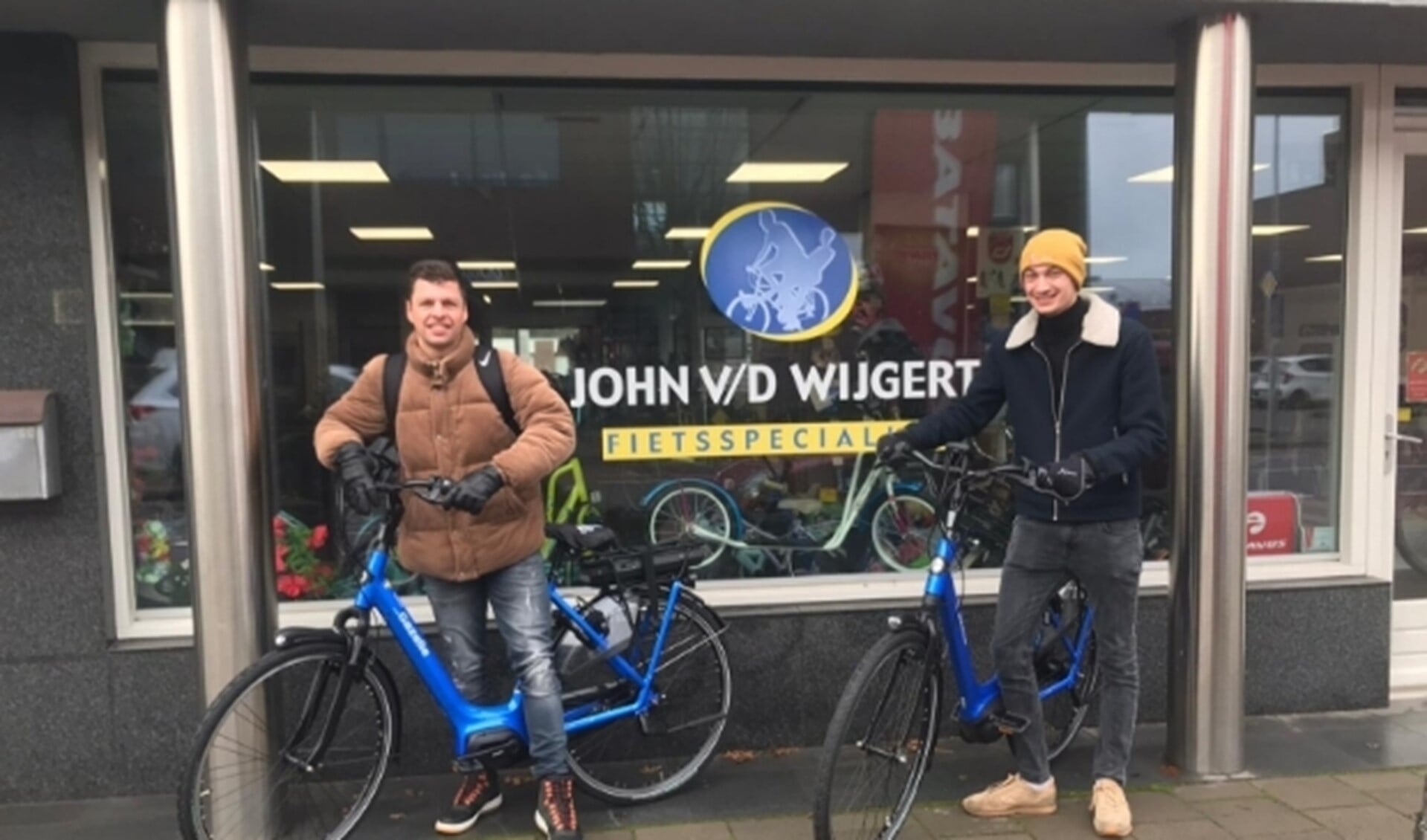 Willem Brouwer (L) en Ties Cleven kunnen een glimlach, voorafgaand aan de fietstocht, niet onderdrukken. De redacteuren raceten de regio rond en ervoeren zo hoe het is om op een e-bike te rijden. 