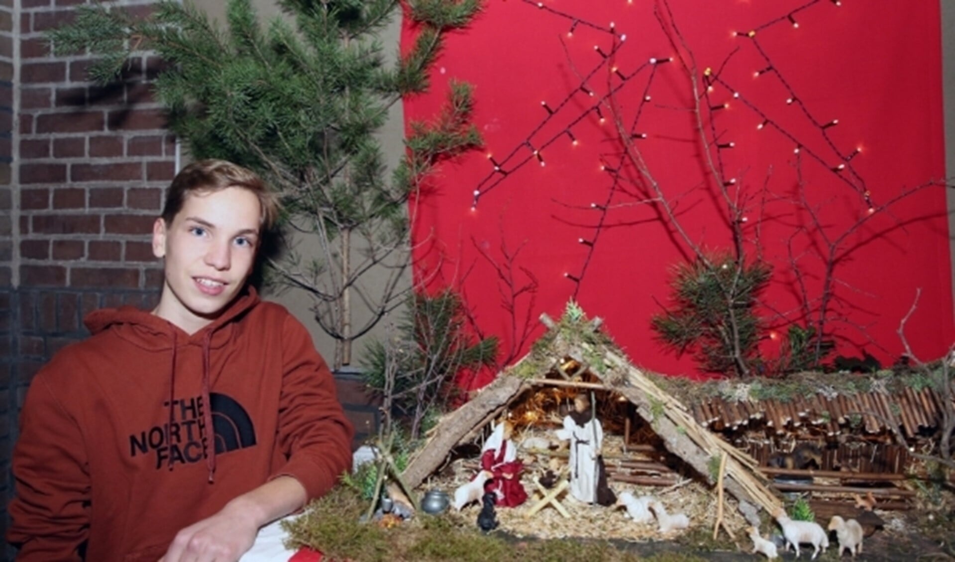 Jesper bij zijn miniatuur van de levende kerststal. 