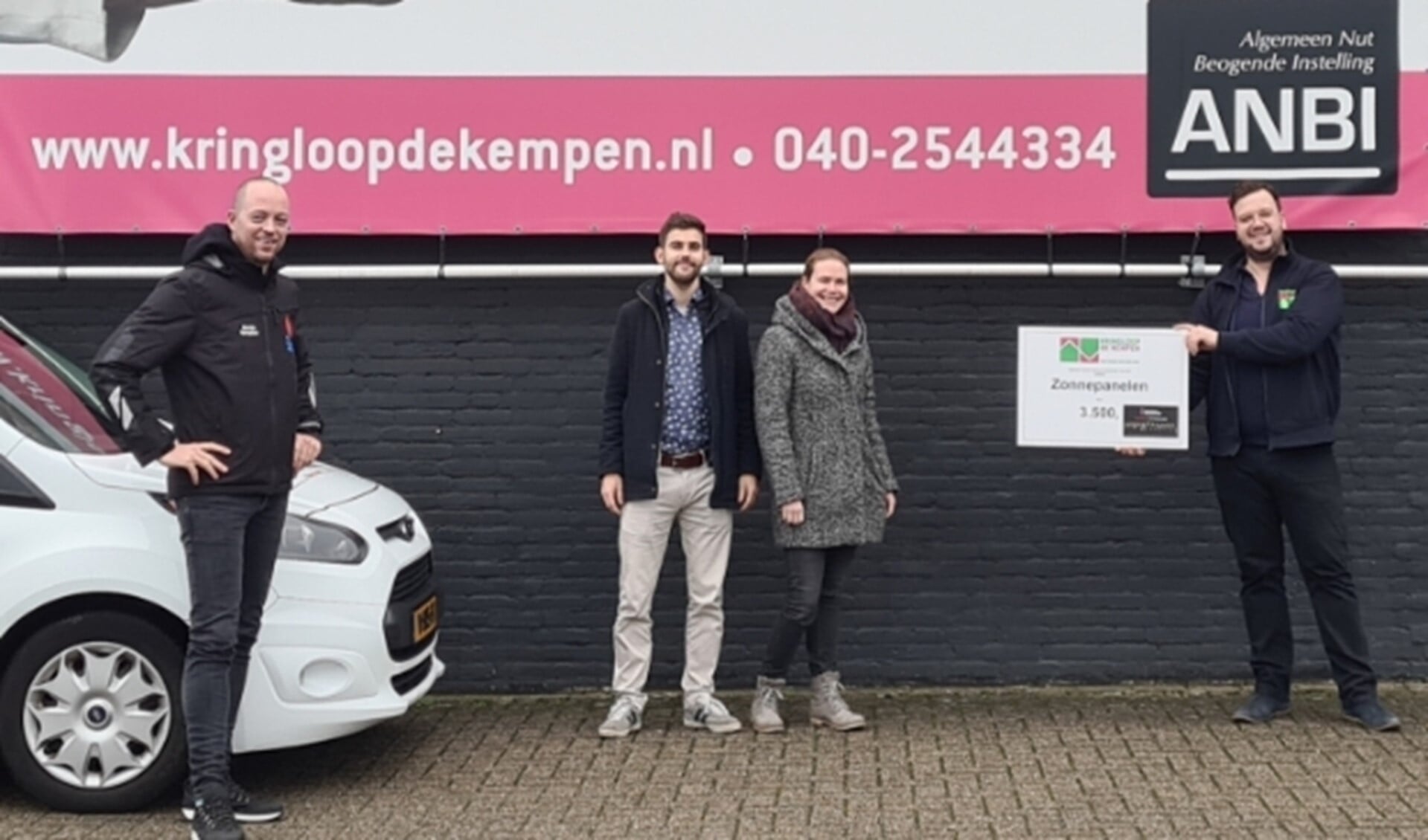 V.l.n.r. Martijn Verspeek, Ivo Hallegraeff, winnares Elske van de Ven en Tom Dietvorst van Kringloop de Kempen Waalre.