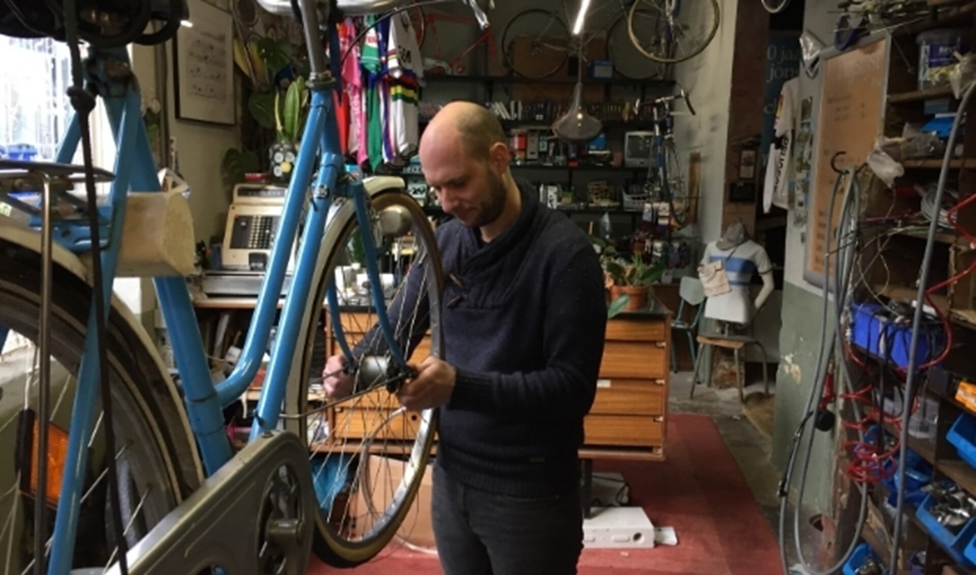 Theon aan het werk in zijn fietsenzaak op Strijp-S. De 35-jarige fietsenmaker is geboren en getogen in Woensel, maar woont momenteel in Valkenswaard.