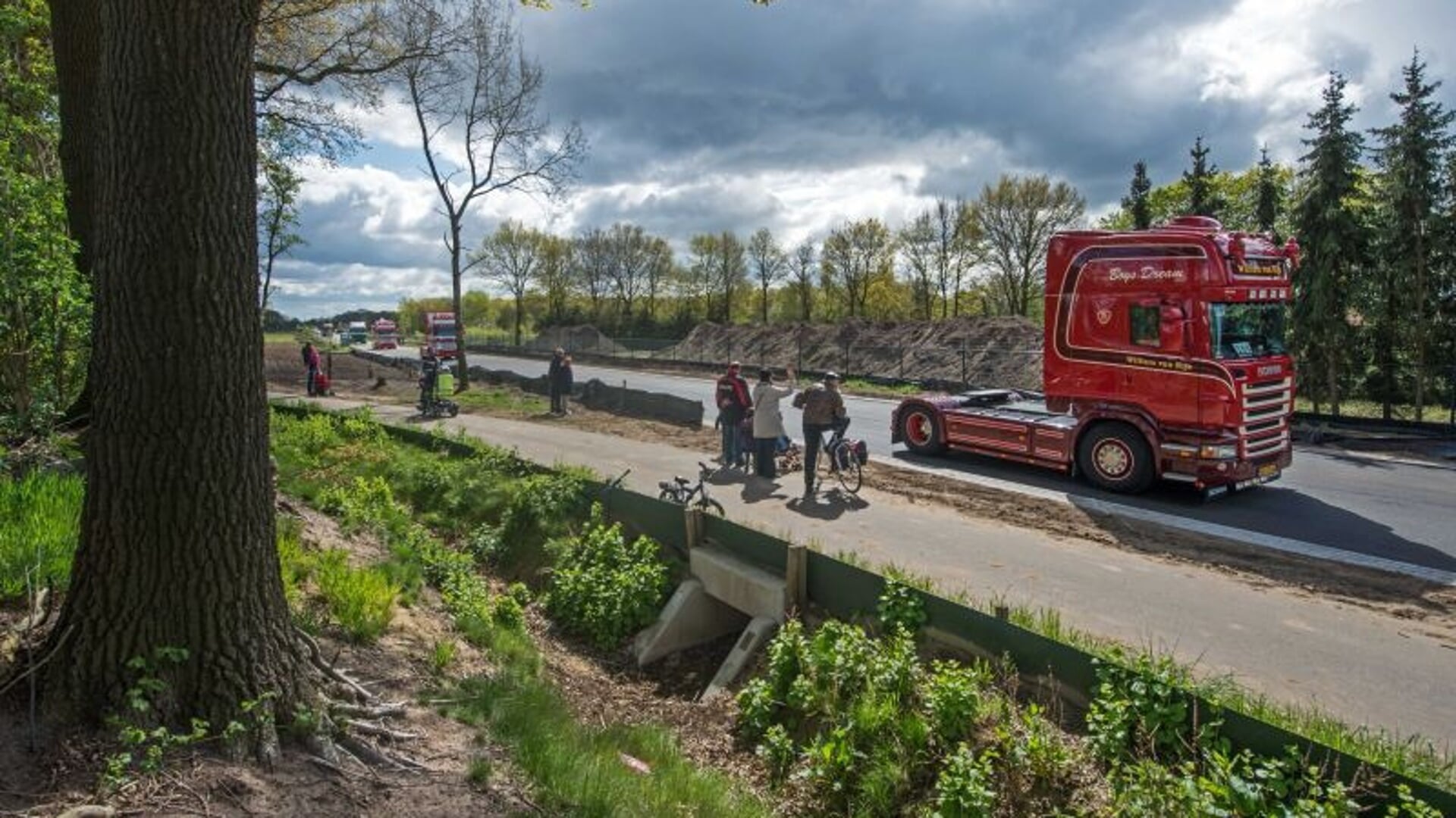 Publiek langs de kant van de weg tijdens een eerdere editie van de Peelland Truckrun. (Foto: Hein van Bakel)