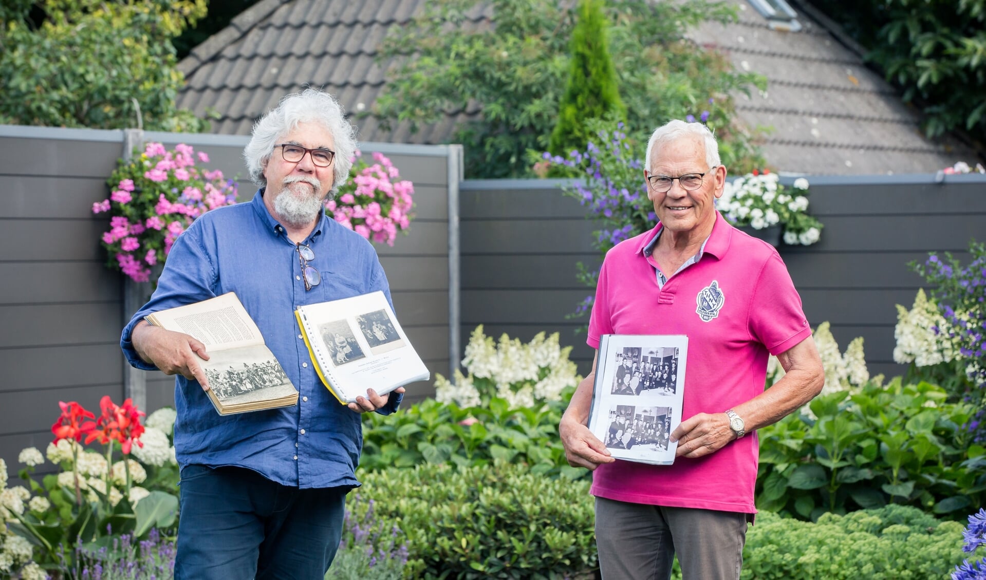 Eerder doken Heusdenaren Piet Snijders (l) en Karel Koppens in het emigratieverleden van het dorp. (Foto: Joyce van Dijk)