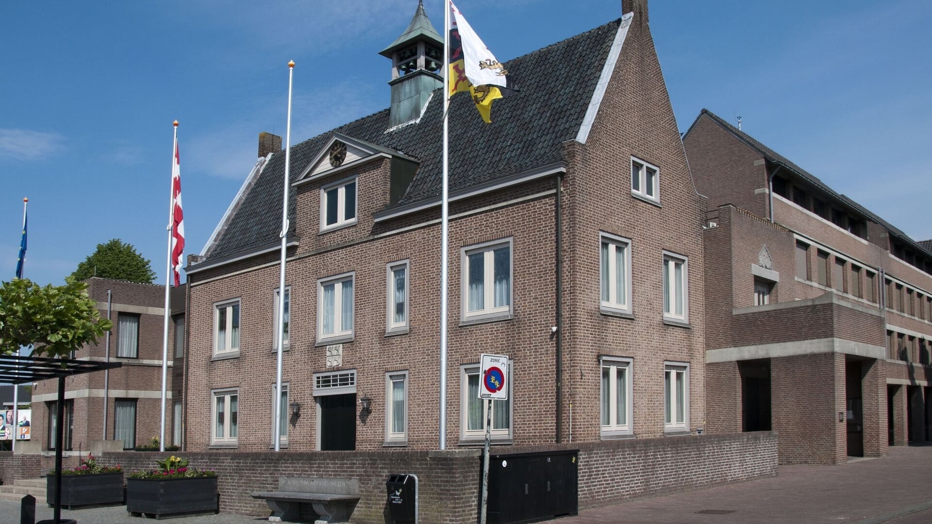  De gemeente Someren gaat haar eigen gemeentehuis flink onder de loep nemen. 