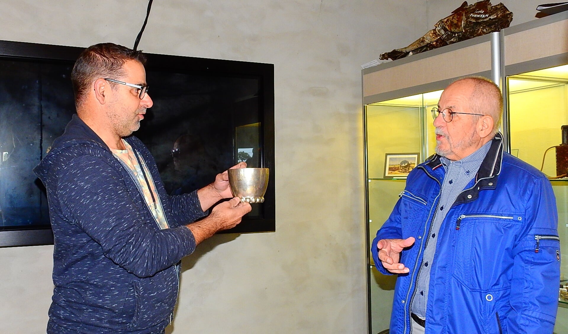 Gerard Verdonschot met de bijzondere zilveren bokaal. (Foto: Annie Hendriks)