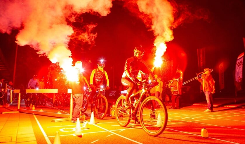 <p>Hoevenaars Licht & Geluid zorgt voor een extra showelement op het parcours.</p>