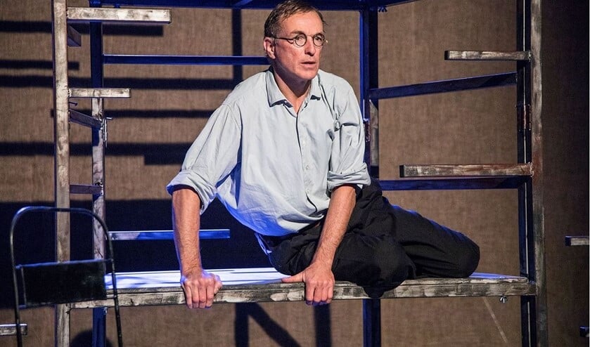 <p>Kees van der Zwaard speelt de titelrol in de muziekvoorstelling 'Bonhoeffer-wie ben ik?'. (Foto: Johanna Alberda)</p>