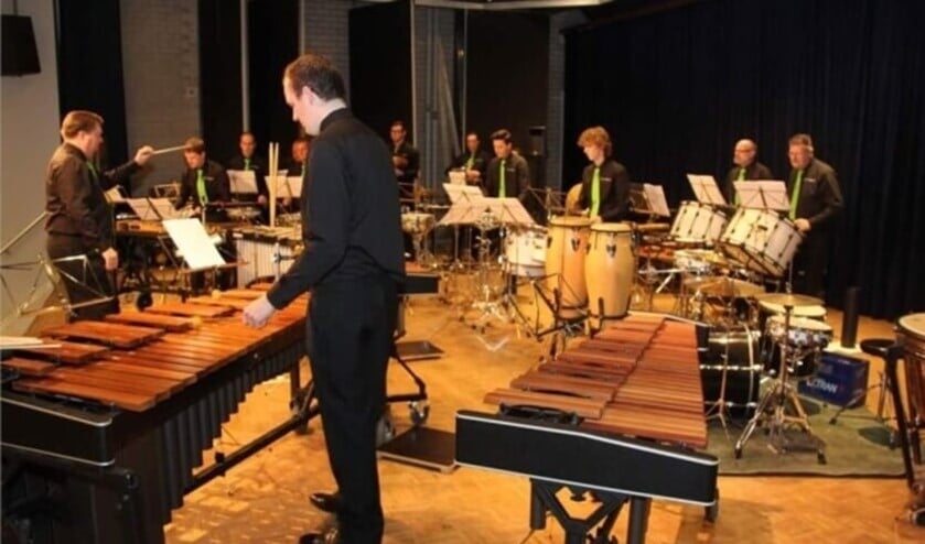 <p>De slagwerkgroep van Harmonie Juliana tijdens een eerder concert. Zondag 17 oktober staan de slagwerkers weer op het podium.</p>