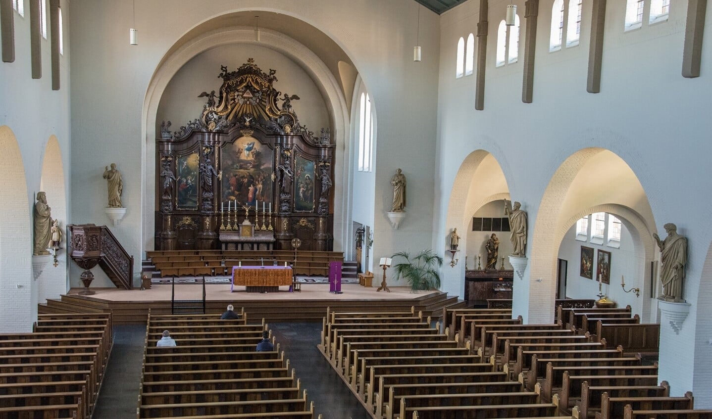 De Lambertuskerk in Someren. Links tussen de twee beelden is de preekstoel te zien. (Foto: Eric Driessen)