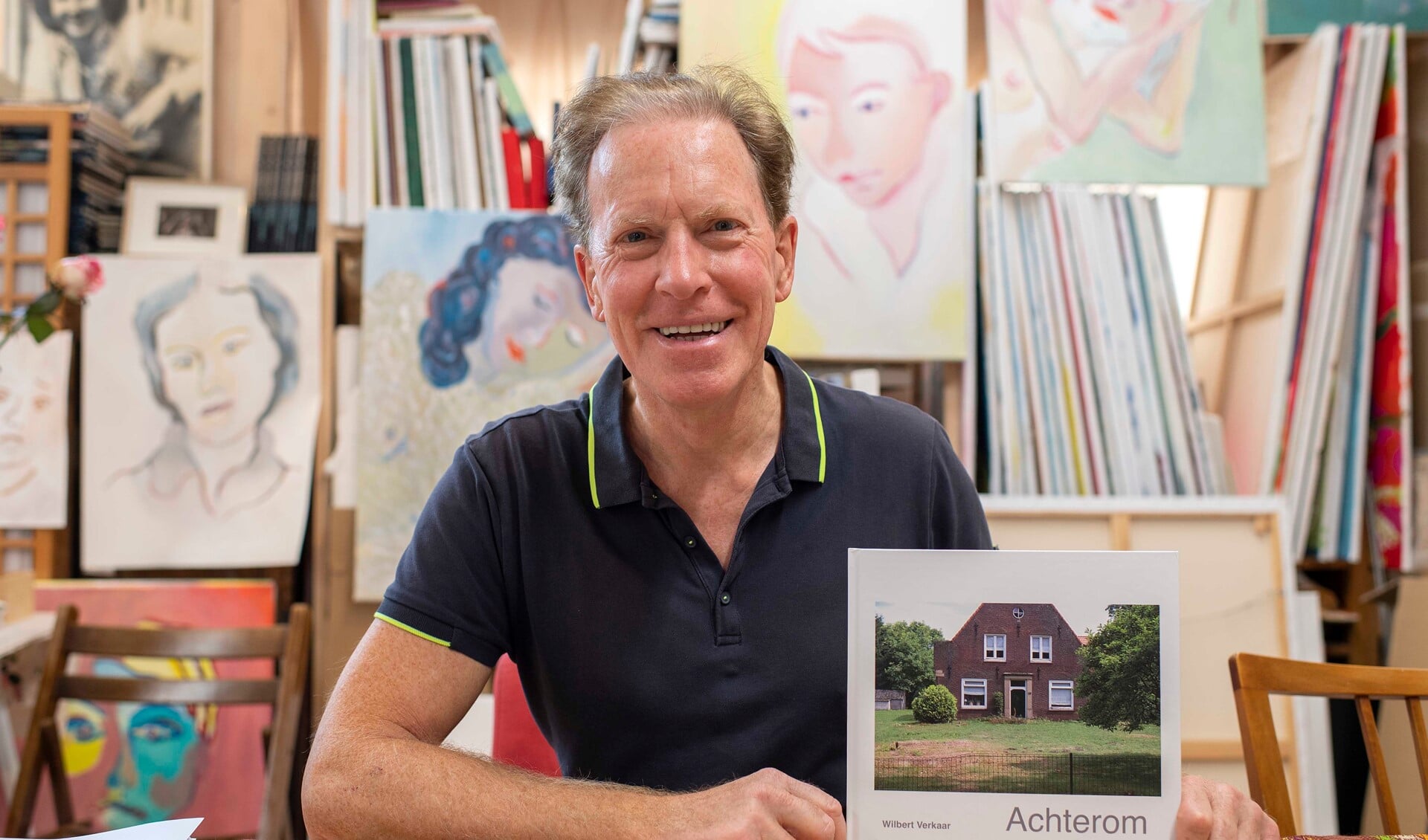 Fotograaf Wilbert Verkaar met zijn fotoboek 'Achterom'. (Foto: Hein van Bakel) 