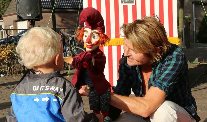 <p>Annemieke Brouwers van Poppenkasr Pluim geeft een workshop over het maken van stokpoppen. (Foto: Marianne Bosch)</p>