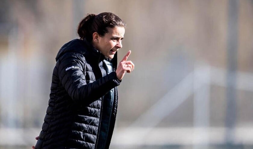 <p>Renée Slegers als coach langs de lijn. (Archieffoto: Avdo Bilkanovic) </p>