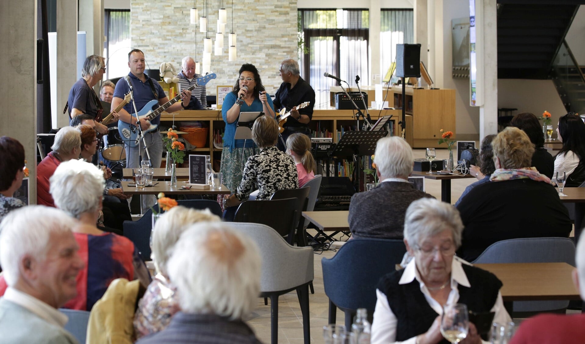 Het Muziekcafé in het Huis van Waalre is voortaan elke maand geopend. (Foto: Jurgen van Hoof)