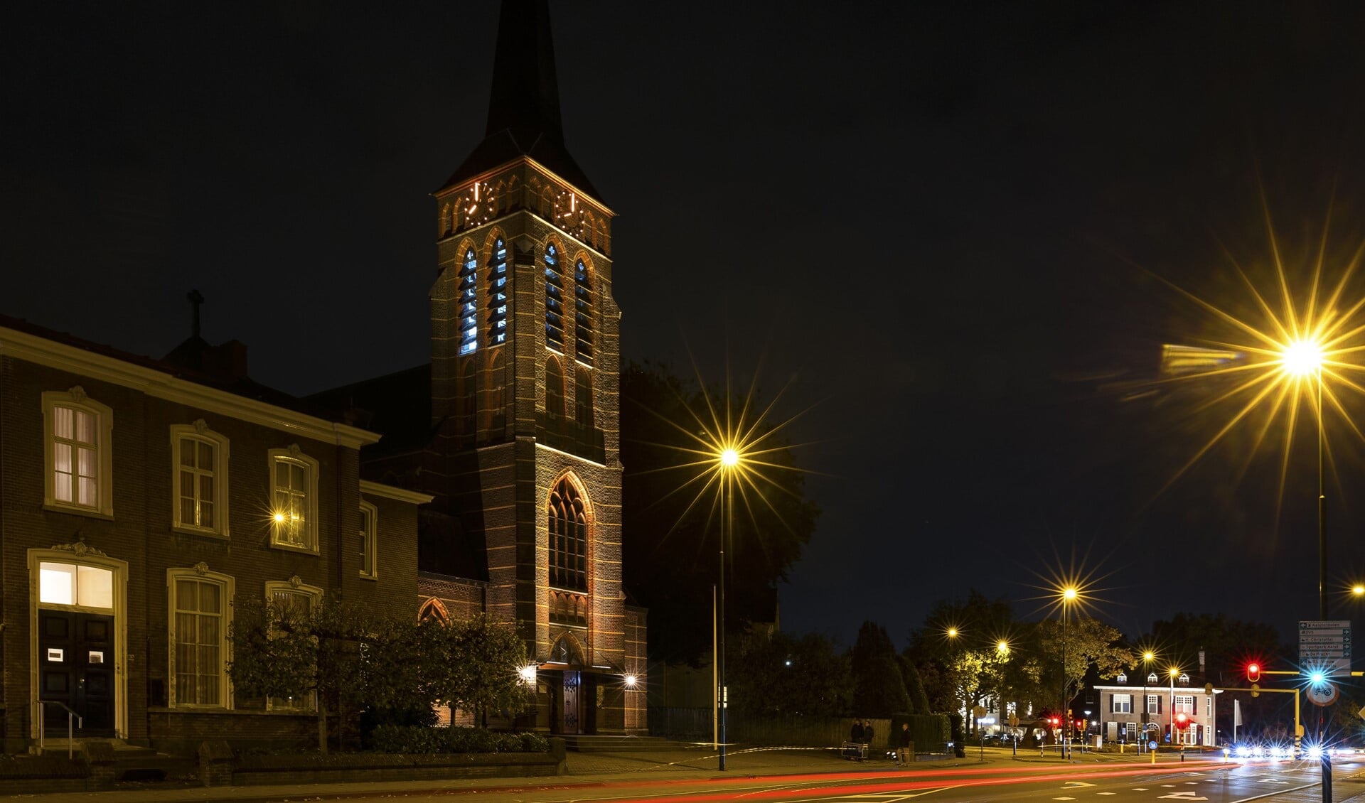 De kerktoren in veranderend licht. De gemeenteraad neemt nog een besluit hierover. (Foto: Connie Sinteur)