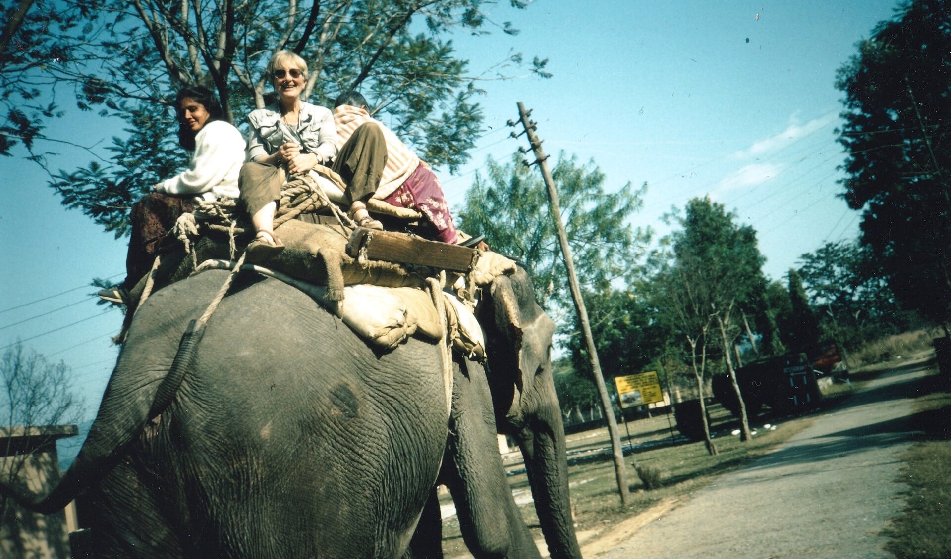 Een zeer reislustige Ma. Hier op de foto gezet tijdens een reis in India in 1994.