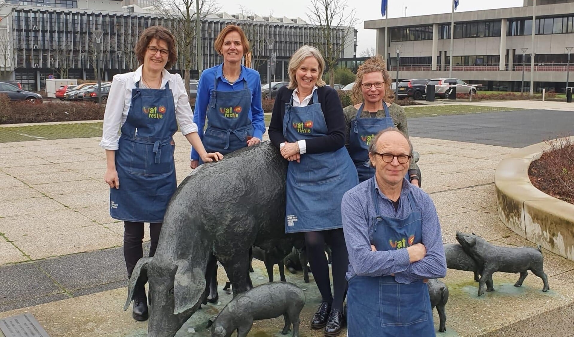 Watrestje bij het Provinciehuis v.l.n.r.: Ivonne van Vliet, Dianne van Kessel, Esther Poulissen, Paula Huismans en Jan Vugts. (Foto: Ludo van Vliet)