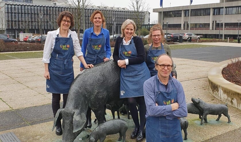 <p>Watrestje bij het Provinciehuis v.l.n.r.: Ivonne van Vliet, Dianne van Kessel, Esther Poulissen, Paula Huismans en Jan Vugts. (Foto: Ludo van Vliet)</p>