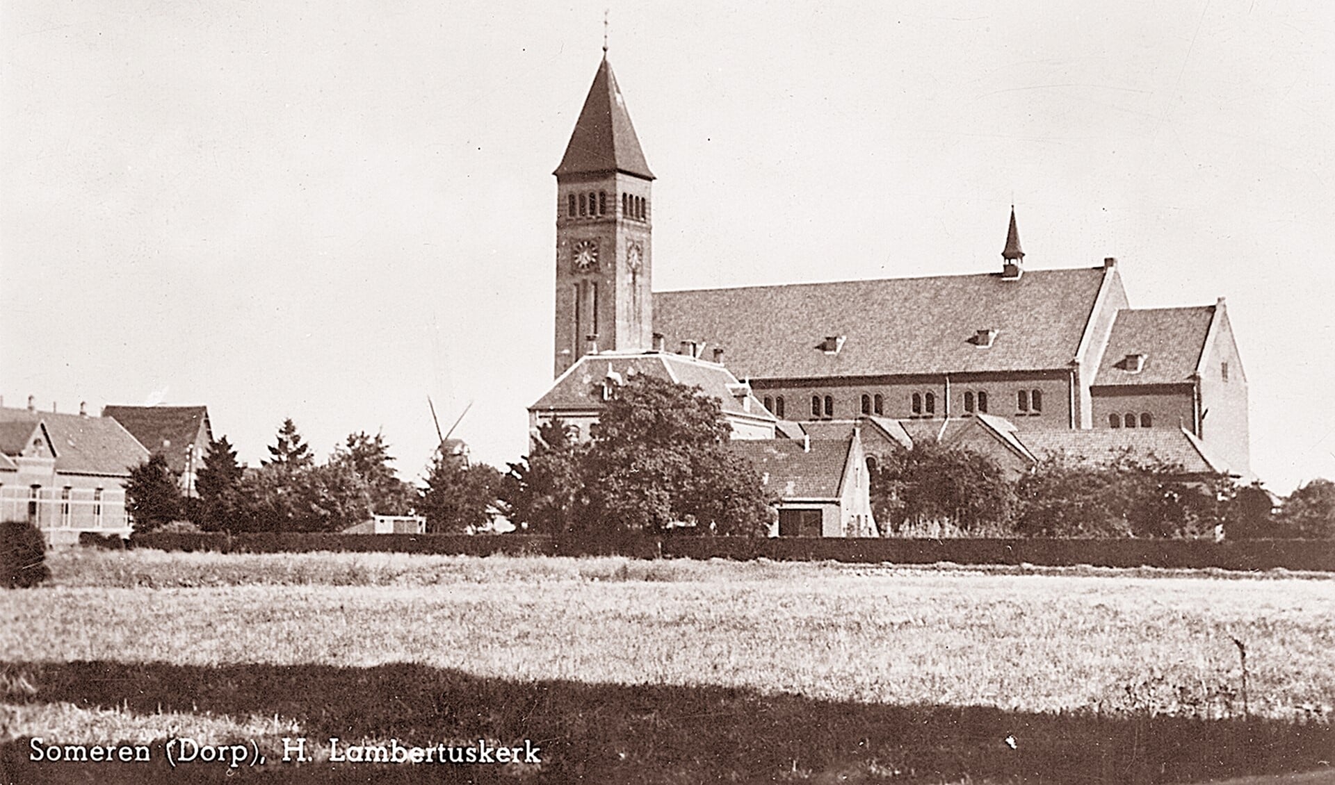Een oude foto van de Lambertuskerk. Links op de foto de oude meisjesschool.