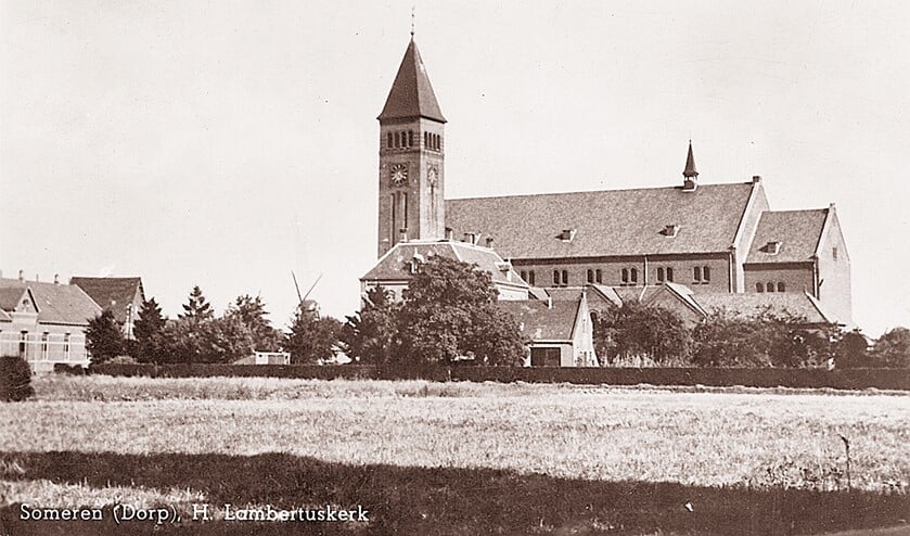 <p>Een oude foto van de Lambertuskerk. Links op de foto de oude meisjesschool.</p>