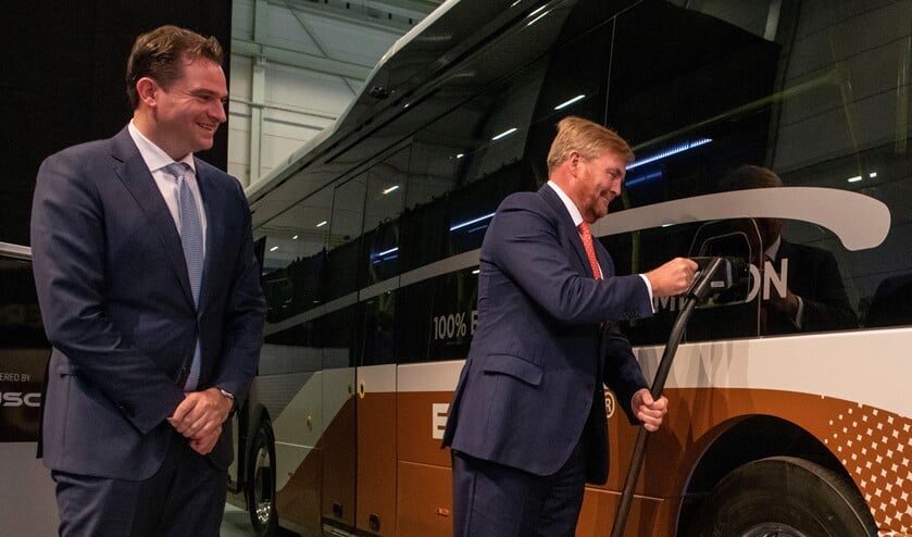 <p>Koning Willem Alexander opende de nieuwe fabriekshal door een Ebusco 3.0 aan de stekker te leggen. Links CEO Peter Bijvelds. (Foto: Ebusco)</p>