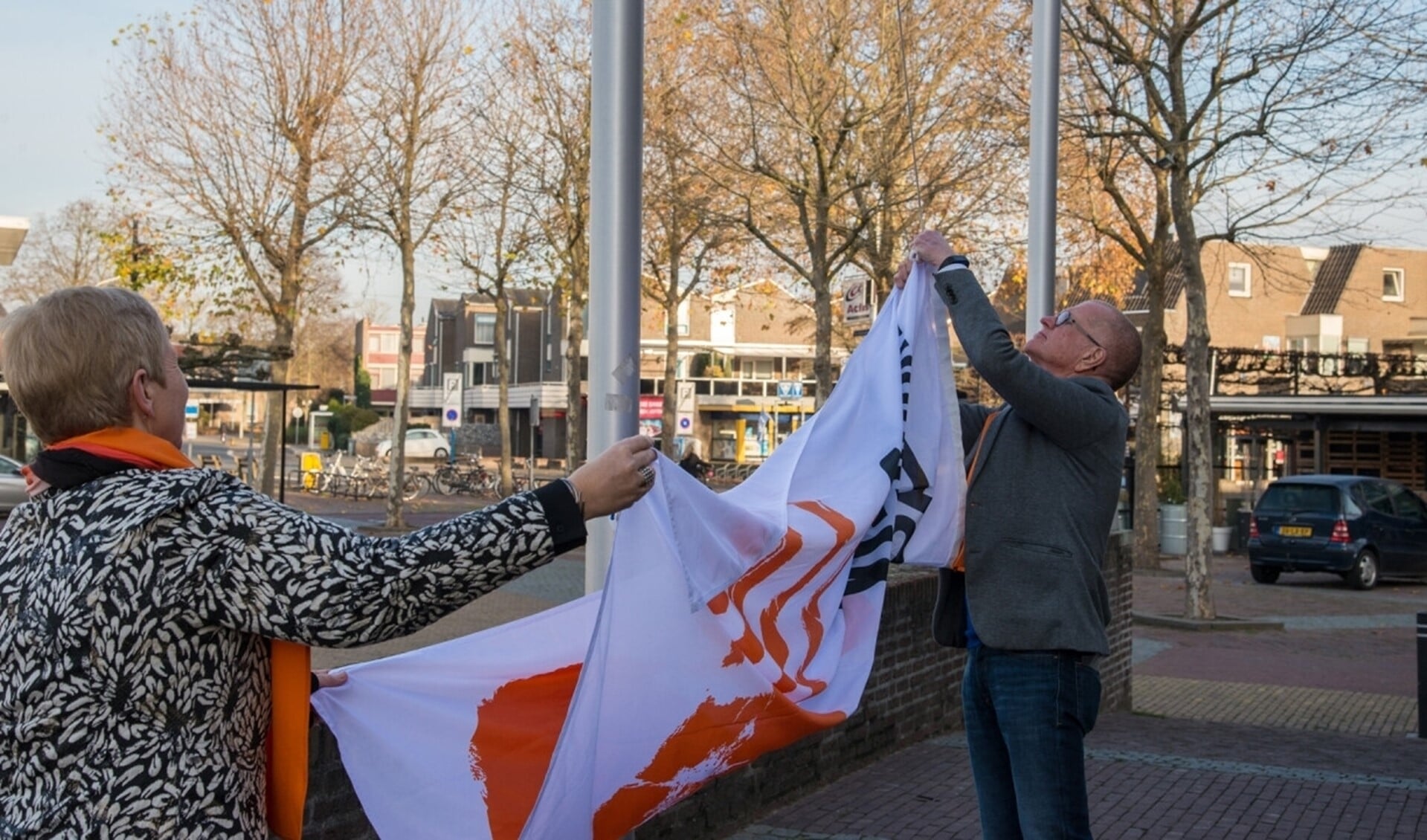 Vorig jaar werd de vlag ook gehesen door burgemeester Blok en wethouder Maas. (Foto: Eric Driessen)
